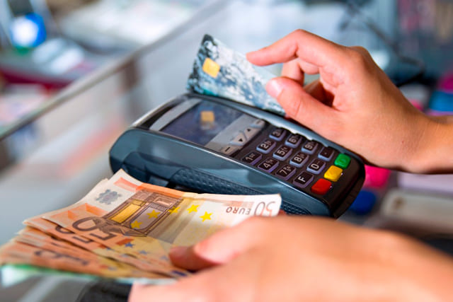 Pague en efectivo o con tarjeta al recibir. No olvide pedir un recibo en papel al mensajero.